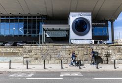 Ogromna pralka stanęła przed Dworcem Centralnym. "Kolejna antyreklama w stolicy"