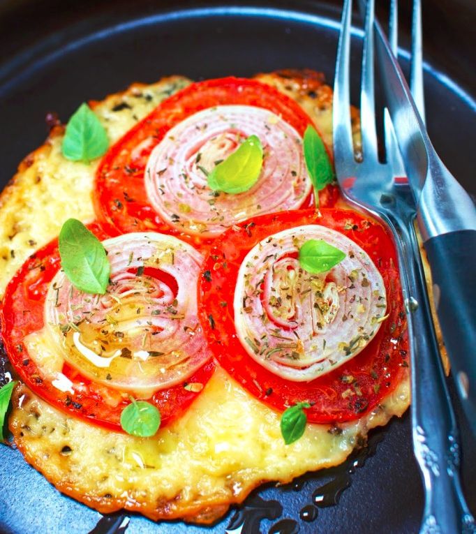 Pizza na spodzie z salami