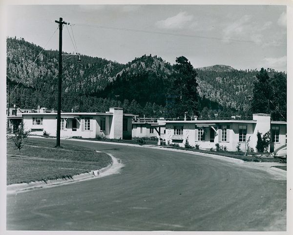 Państwo Ulamowie zamieszkali w urokliwych domkach na terenie Los Alamos. 