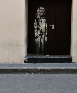 Paryż: skradziono dzieło Banksy'ego. Razem z drzwiami z sali koncertowej Bataclan