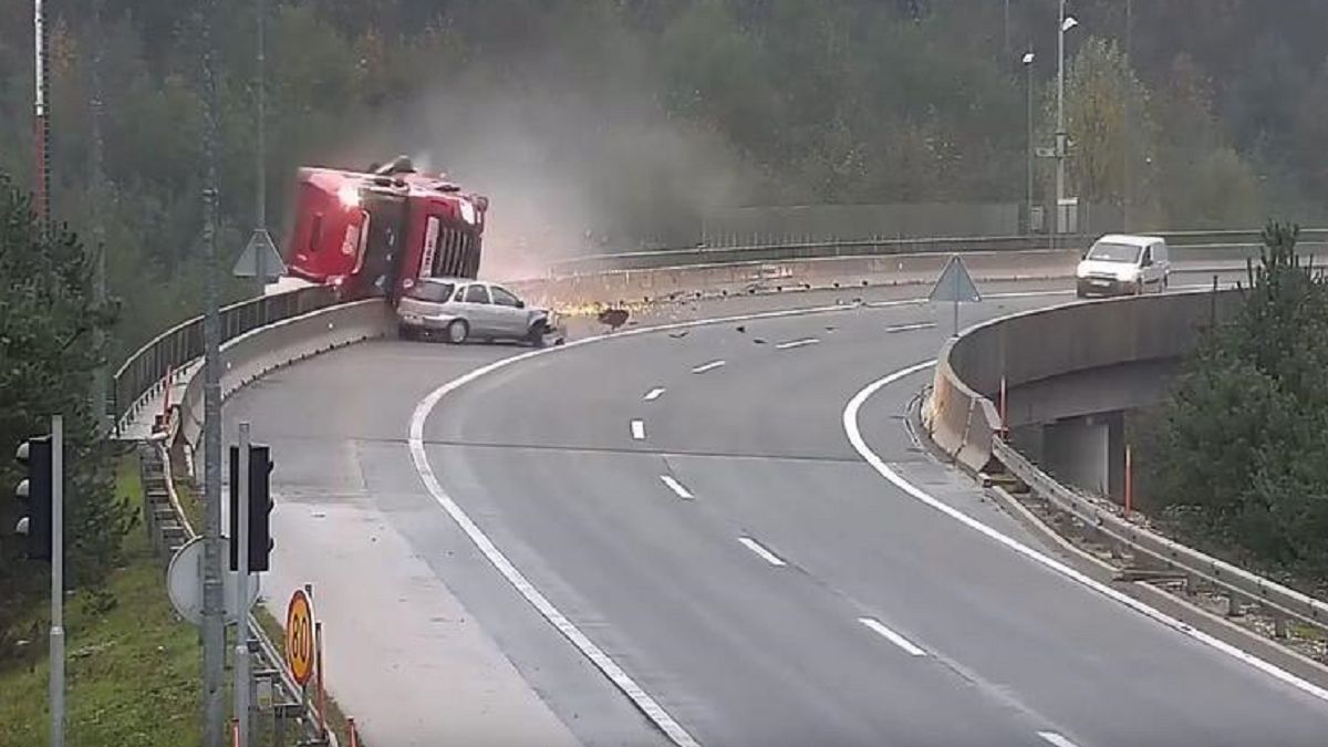 Tragiczny wypadek na obwodnicy Lublany. Opel corsa uderzył w tira i zepchnął go z wiaduktu.