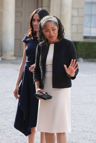 Doria Ragland i Meghan Markle przed Pałacem Buckingham