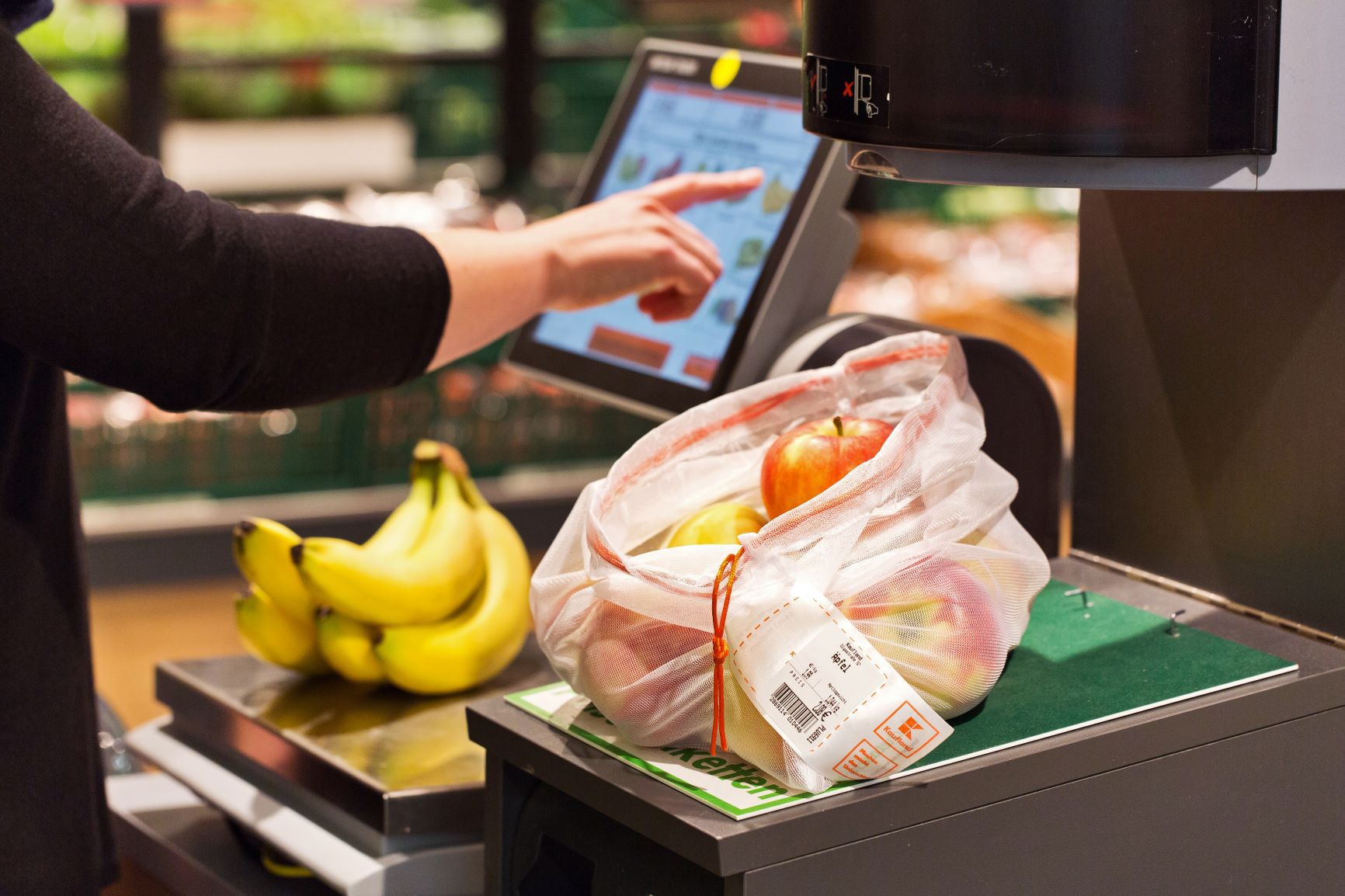 Kaufland wprowadza wielorazowe torebki na warzywa i owoce.