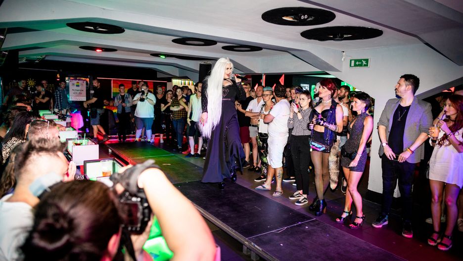 Wybory Mister Gay 2019 w Poznaniu. Uczestnik "poderżnął gardło" kukle przedstawiającej biskupa (zdjęcie z 2018 r.)