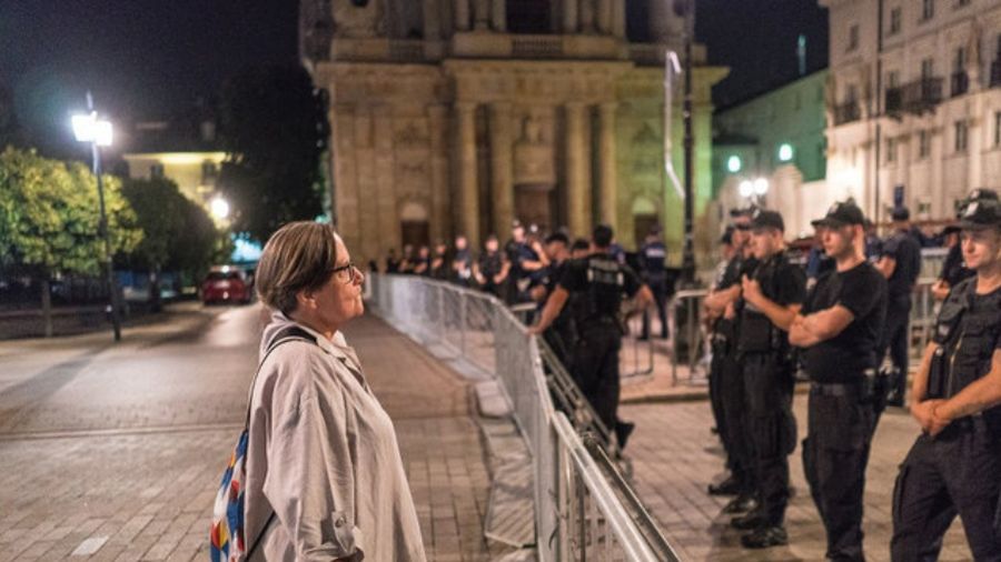 Agnieszka Holland na Krakowskim Przedmieściu dzień przed miesięcznica smoleńską
