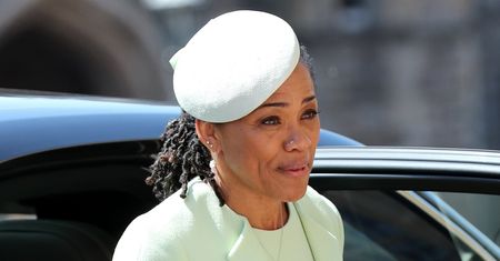 Kolejne obostrzenia surowej etykiety. Pałac Królewski zabrania matce Meghan mówienia o córce