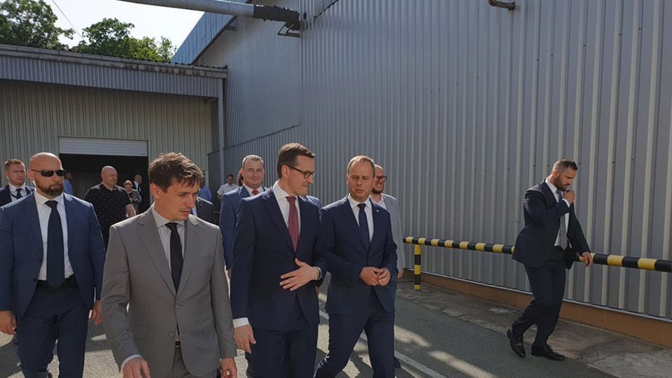 Premier Mateusz Morawiecki podczas wizyty w firmie Staropolanka w Polanicy-Zdroju.