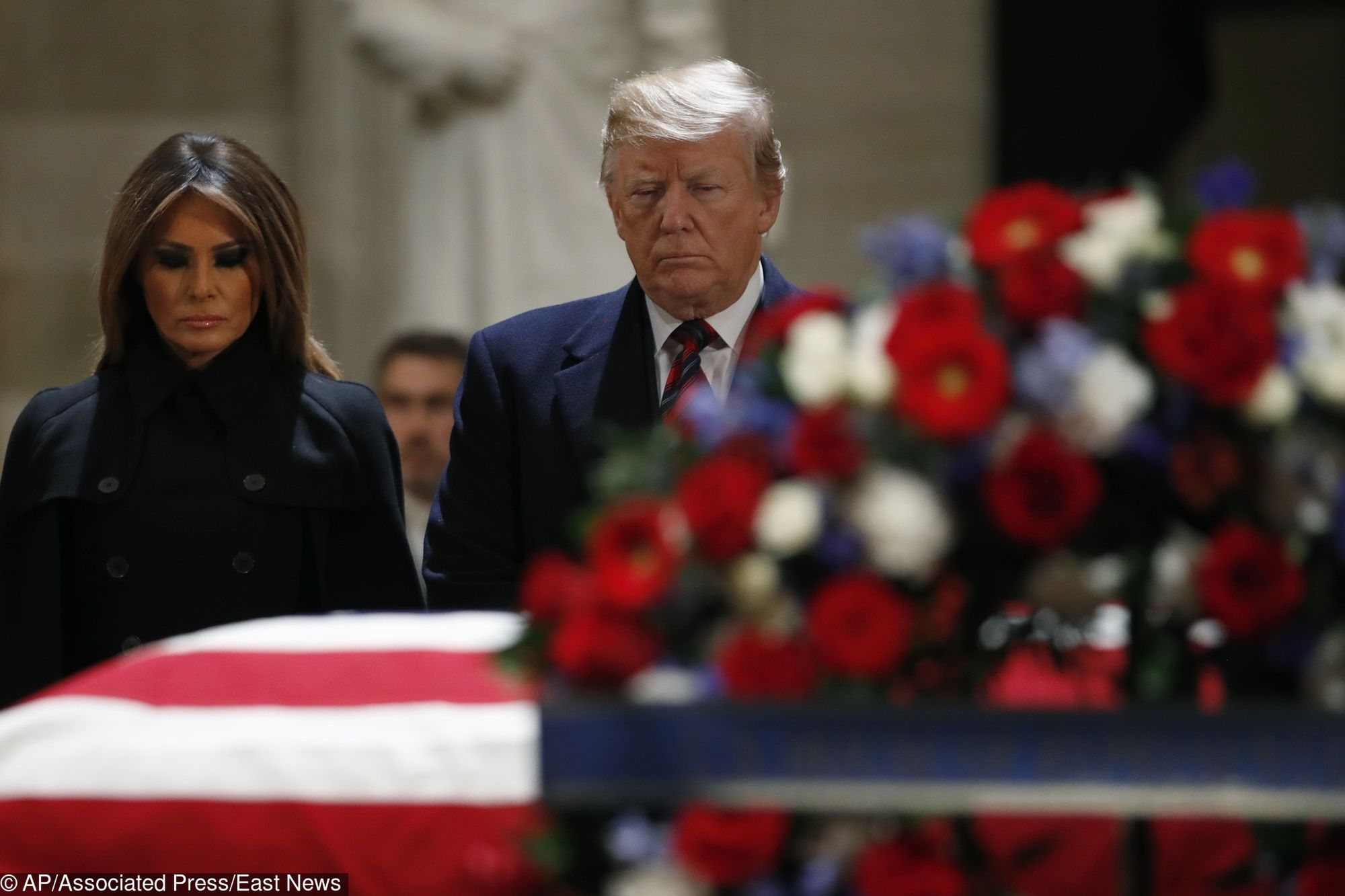 Donald Trump i Pierwsza Dama USA złożyli hołd zmarłemu byłemu prezydentowi.