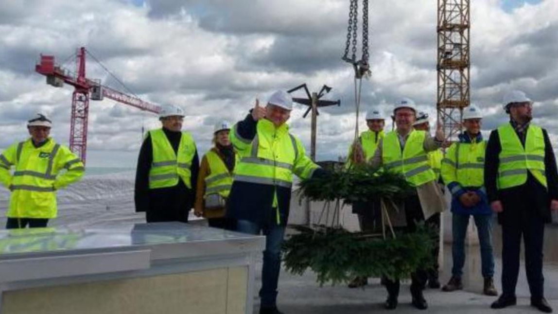 Zawieszenie wiechy na osiedlu Polnordu Wilania w Miasteczku Wilanów.