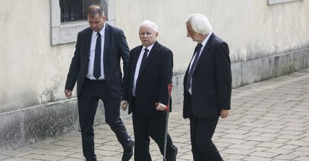 Czy Jarosław Kaczyński skrócił sobie kolejkę do operacji? Jest wyjaśnienie Ministerstwa Zdrowia
