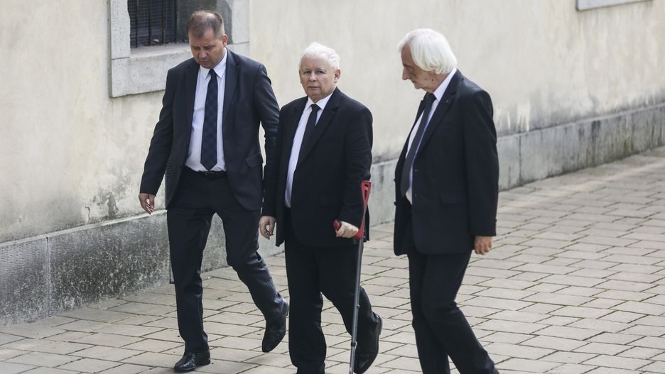 Jarosław Kaczyński przed operacją kolana. Ministerstwo Zdrowia ucina spekulacje na temat specjalnego traktowania polityka.