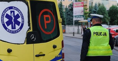Wyglądał na pijanego. Policjanci uratowali życie kierowcy