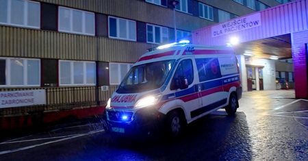 Groził ratownikom medycznym. Policjanci mieli początkowo bagatelizować sprawę