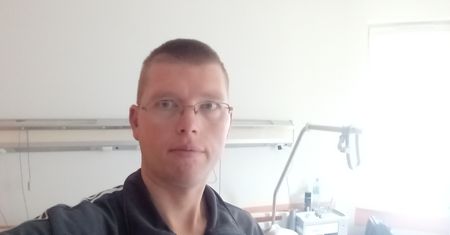 "Wszczepili mi implant, chociaż nie powinni". Pan Przemek walczy o odszkodowanie