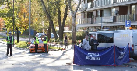 Wypadek na Bielanach. Kierowca bmw trafi na oddział psychiatrii przy areszcie