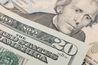 Dolar czeka na ruch Fed. Polityka pieniężna USA zmienia kierunek