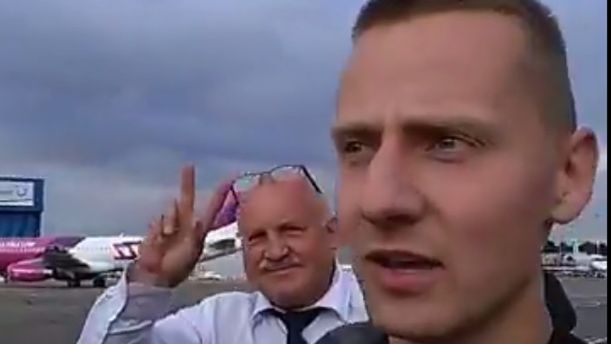 Jacek Międlar i jego współpracownik na lotnisku w Londynie