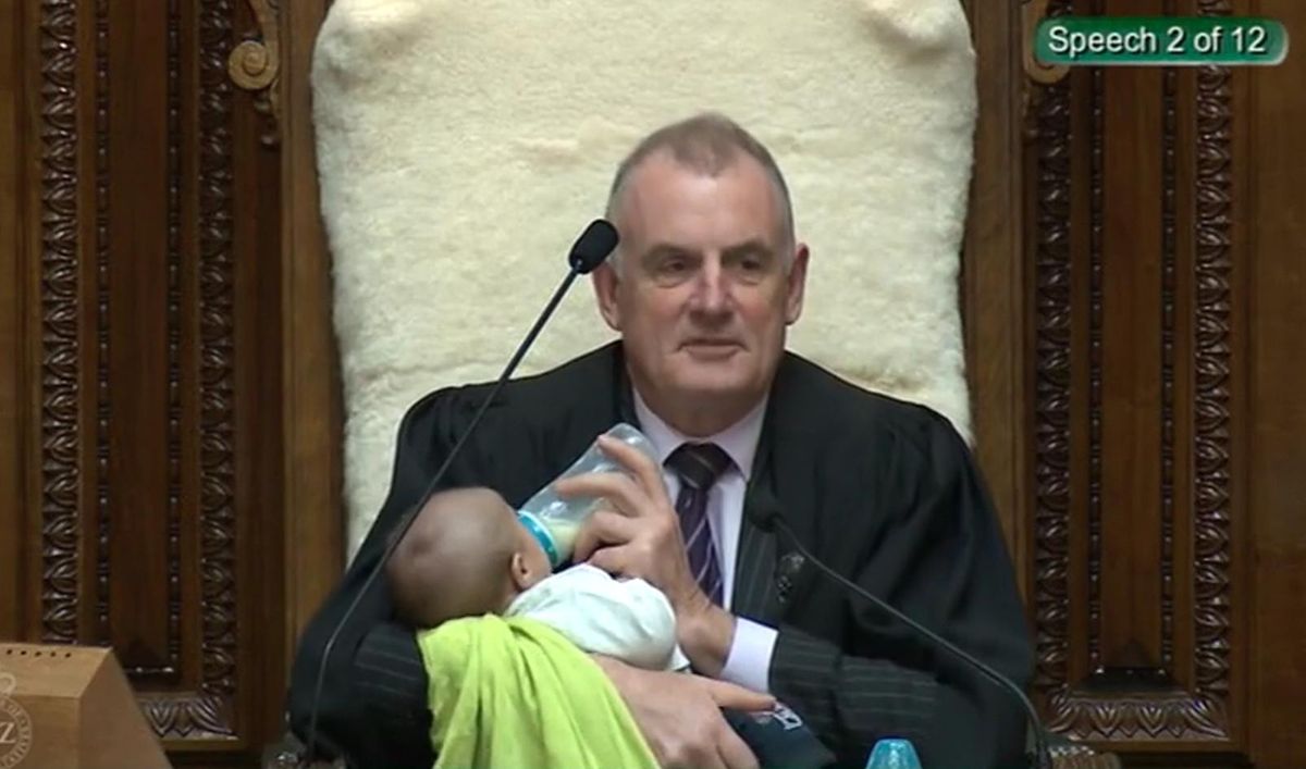Nowa Zelandia. Przewodniczący parlamentu karmił dziecko podczas posiedzenia