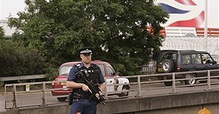 Podejrzany pakunek na lotnisku Heathrow