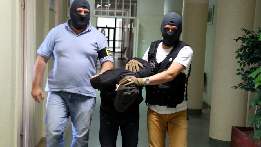 Policjanci z zatrzymanym mężczyzną.