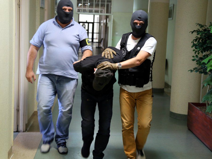 Policjanci z zatrzymanym mężczyzną.