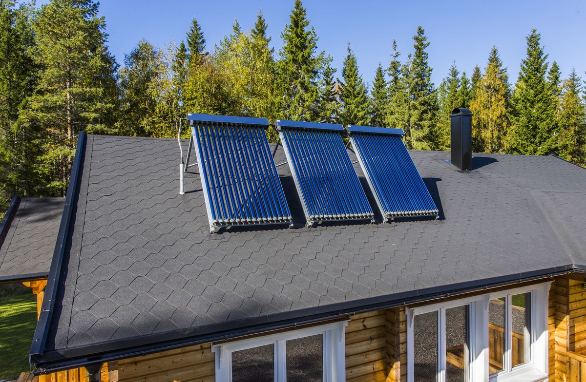 Ogrzewanie wody energią ze słońca to sposób na niższe rachunki. Jak zastosować kolektory słoneczne?