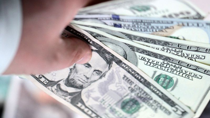 Amerykański dolar reaguje na decyzję Fed.