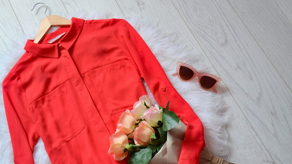 Długą koszulę można nosić na kilka sposobów