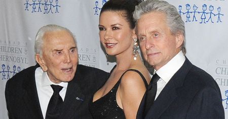 Kirk Douglas radzi Michaelowi Douglasowi na rocznicę ślubu. "Musisz słuchać żony"