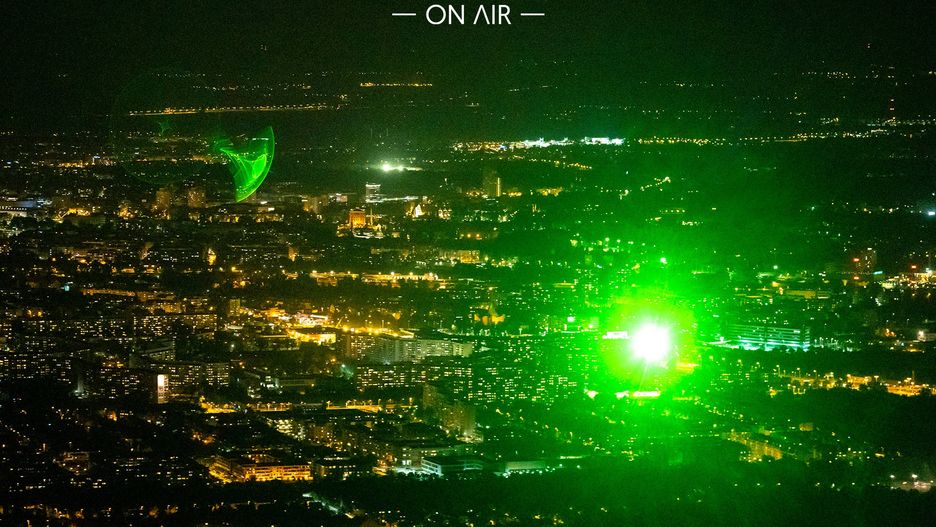 Wiązka światła laserowego, którą uwiecznili na zdjęciach fotografowie. Dzięki temu namierzyli sprawcę