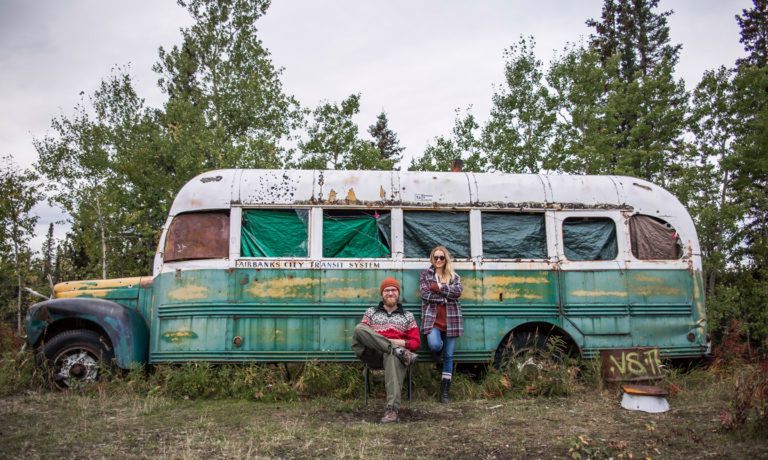 Karol i Ola Lewandowscy na tle Magicznego Autobusu