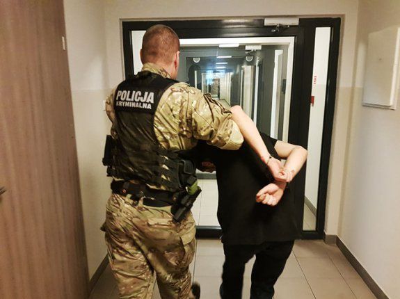 Z butelkami i nożami na policjantów. Czterej bracia w areszcie