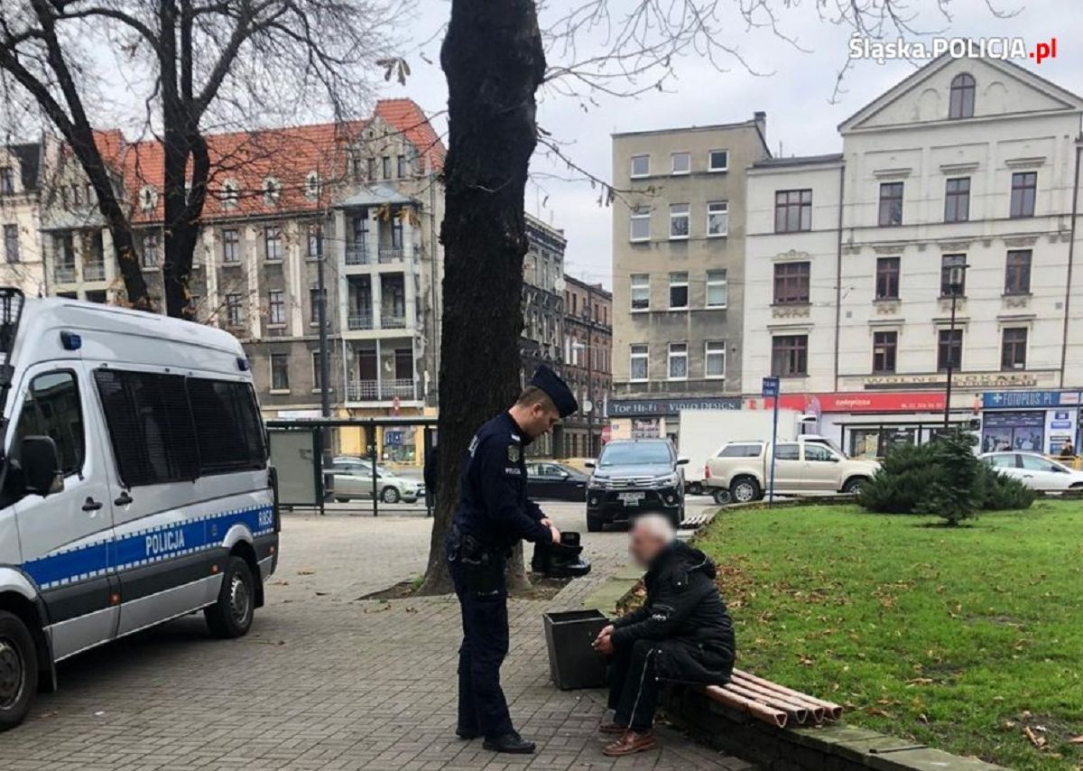 Katowice. Piękny gest policjanta. Pomógł bezdomnemu z butami