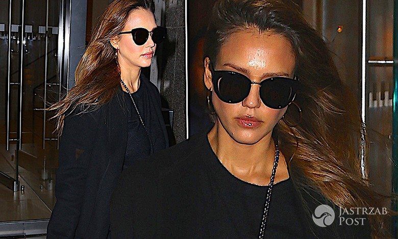 Jessica Alba w ciąży przyłapana na lotnisku! Na zdjęciach z profilu widać pierwsze krągłości