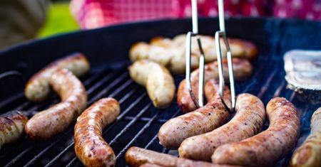 Niezwykły sposób na grillowaną kiełbasę bez użycia grilla. Naprawdę działa!