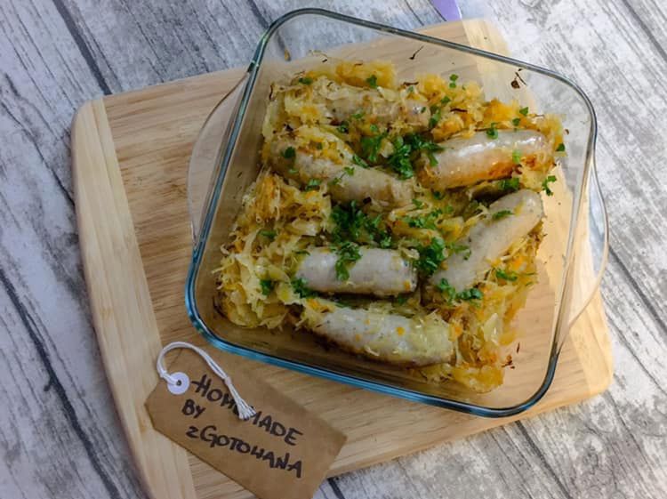 Biała kiełbasa pieczona na kiszonej kapuście
