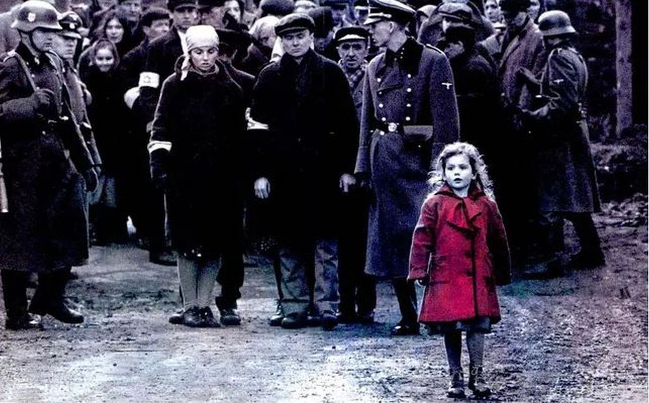 "Dziewczynka w czerwonym płaszczyku". Nadzieja w świecie ogarniętym szaleństwem