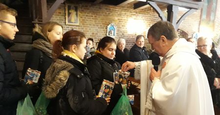 Ksiądz całą tacę wsypał do puszek WOŚP. "Uwielbiam tę akcję"