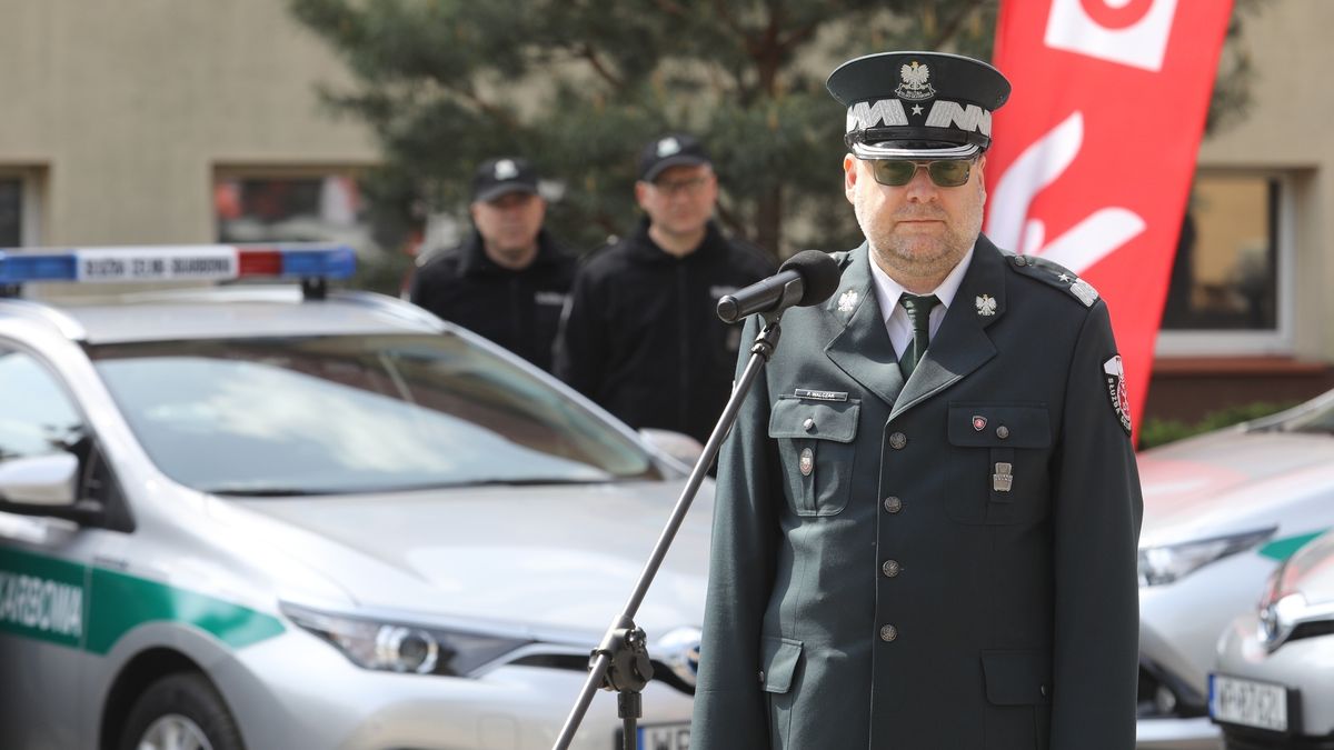 Piotr Walczak podczas przekazania przez PKN Orlen 15 radiowozów dla Krajowej Administracji Skarbowej 