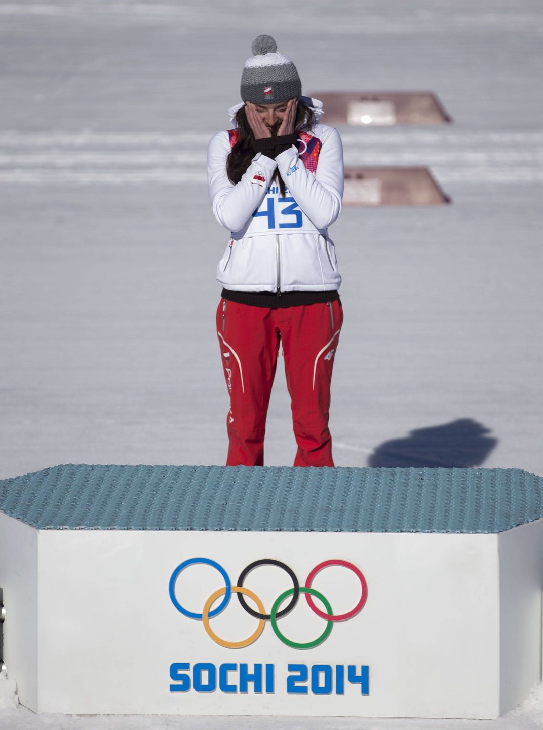 (140213) -- SOCHI, Feb. 13, 2014 () -- Gold medalist Justyna Kowalczyk of Poland smiles at the flower ceremony for the ladies' 10km classic of Cross Country at the 2014 Sochi Winter Olympic Games in Sochi, Russia, Feb. 13, 2014. Justyna Kowalczyk won the gold medal with 28 minutes and 17.8 seconds. (/Fei Maohua)