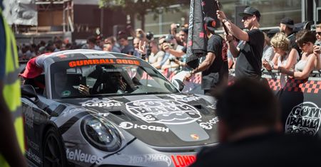Sebastian Kulczyk wśród VIP-ów na rajdzie Gumball 3000. Krótka przerwa od robienia biznesu