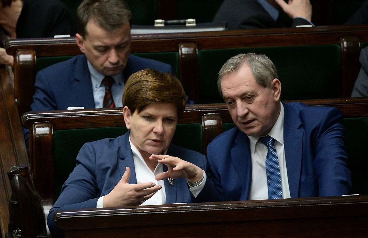 Szydło przyznaje nagrody współpracownikom. Nawet 2,5 tys. zł miesięcznie