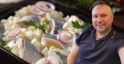 Nie ma lepszego sposobu na śledzie. Tomasz Strzelczyk zdradził przepis na swoją hitową sałatkę