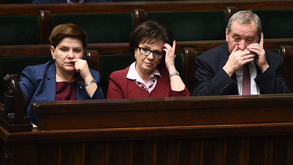 Elżbieta Witek (w środku) na wniosek premiera Mateusza Morawieckiego została odwołana ze stanowiska