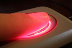 Czy odciskanie palca w pracy upokarza?