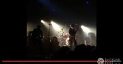 Jest film z klubu Bataclan, na którym zarejestrowano zamach. Podczas solówki gitarowej padają strzały