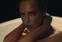 Mielcarz wije się w wannie w nowym teledysku. Całuje się z przystojnym modelem