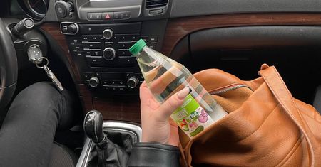 Jadąc na działkę, zawsze biorę ze sobą ocet spirytusowy. Zastępuje drogie specyfiki