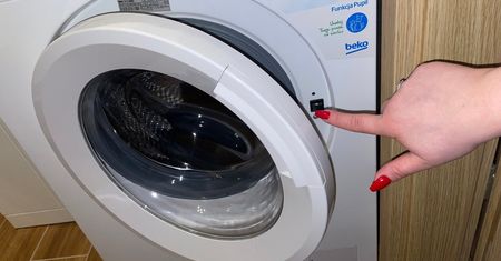 Przyjrzyj się drzwiom swojej pralki i znajdź taki haczyk. Dzięki niemu brzydki zapach zniknie
