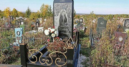 Zmarła mu córka. Rosjanin zamiast nagrobka zbudował jej gigantycznego iPhone